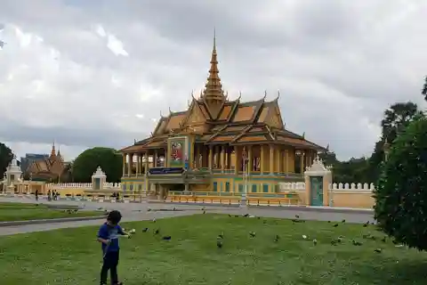 Phnom Penh Highlights Tour with Killing Fields & S-21 Prison