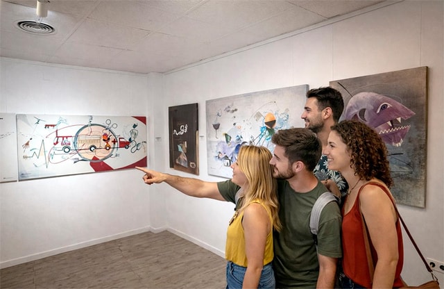 Valencia: Find objects in works of art & I'll draw your soul live.