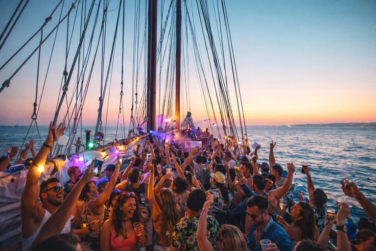 Vilamoura: Sunset Boat Party with a DJ and Open Bar