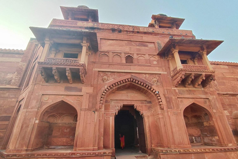 Från Agra till Jaipur: Chand Baori och Fatehpur Transfer Tour