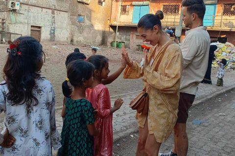 Mumbai: Visita a los barrios bajos de Dharavi Grupo reducido de Local-Support LocalPaseo por la barriada de Dharavi de la mano de un lugareño