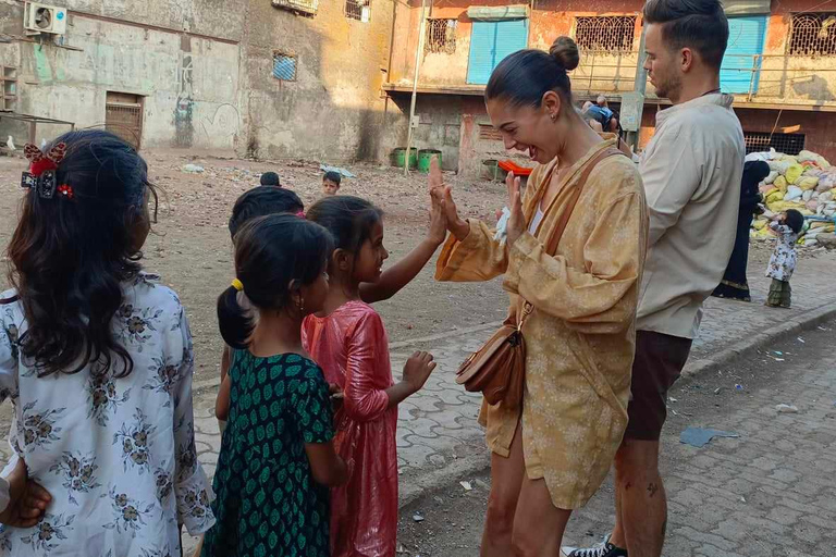 Mumbai: Visita a los barrios bajos de Dharavi Grupo reducido de Local-Support LocalPaseo por la barriada de Dharavi de la mano de un lugareño