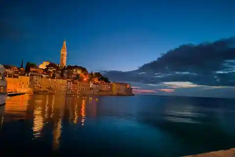 Rovinj: Luxury Old Town Night Cruise with Drinks