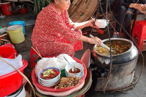 Hue: Excursão gastronómica a pé com serviço de busca no hotel e guia localTour gastronómico de rua em Hue de bicicleta