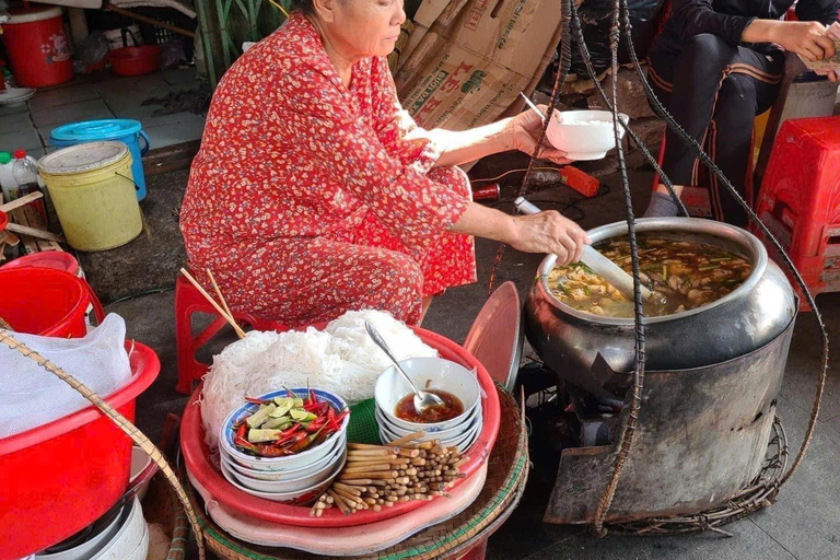 Hue: Excursão gastronómica a pé com serviço de busca no hotel e guia localTour gastronómico de rua em Hue de bicicleta