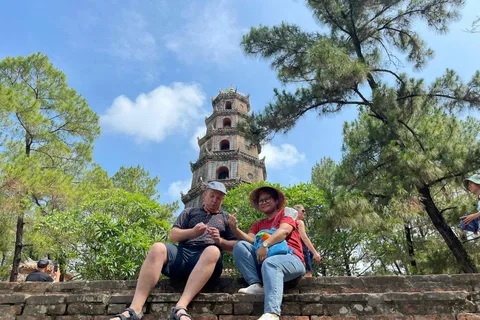 Hue: Visita a las Tumbas Reales y Pagodas en Barco Dragón y Coche Privado