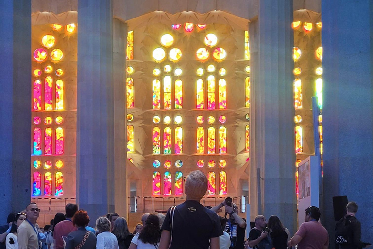 Barcelona: Sagrada Familia Guided Tour with Express Entry Tour with Express Entry