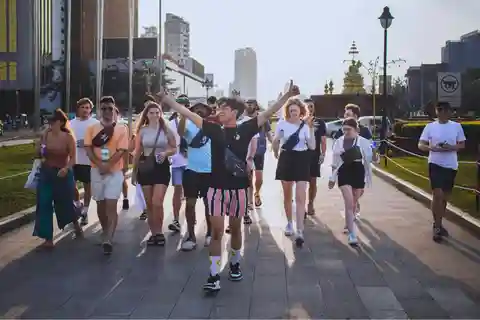 Excursão a pé pela margem do rio com lanche, bebidas e passeio de ferry local