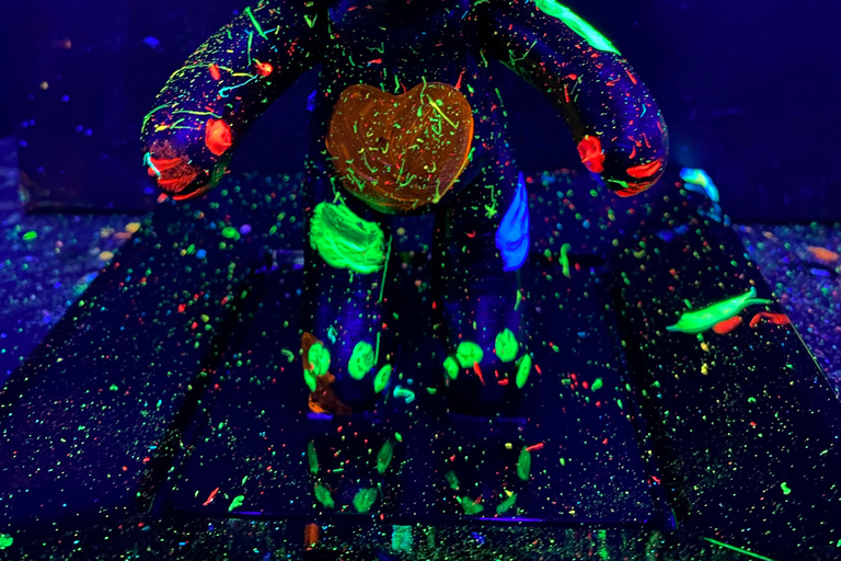 巴塞罗那：熊砖荧光画|葡萄酒与艺术巴塞罗那：Bearbrick 荧光画|葡萄酒与艺术