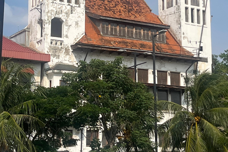 Jakarta : Guided City Tour with Lunch at Historic Restaurant