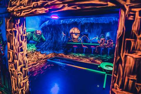 Dresden: 3D black light minigolf in het Barock Eventpark