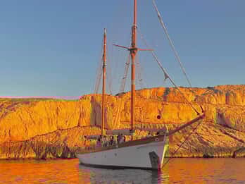 Marseille: Frioul Islands Sunset Cruise with Cocktail Dinner
