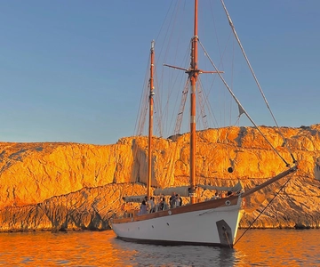 Marseille: Frioul Islands Sunset Cruise with Cocktail Dinner