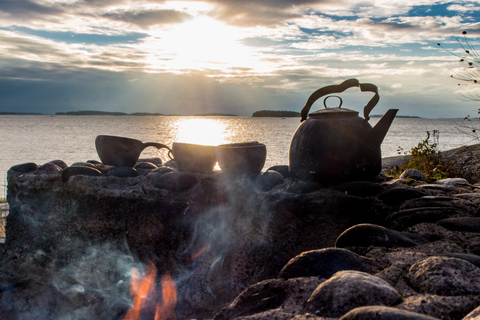 Helsinki: Mitternachtssonnen-Kajaktour mit Lagerfeuer