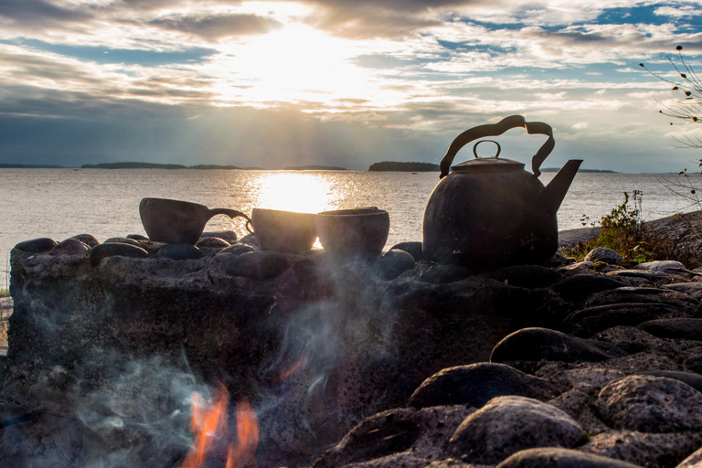 Helsinki : Excursion en kayak au soleil de minuit avec feu de camp