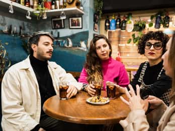 Malaga mattur med tapas og drinker med en lokal innbygger