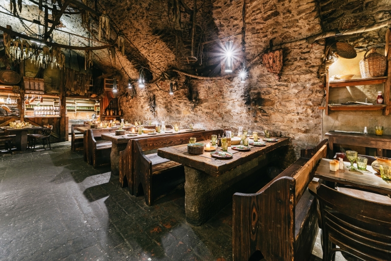 Praga: cena medieval con barra libreCena de 5 platos: menú de ave
