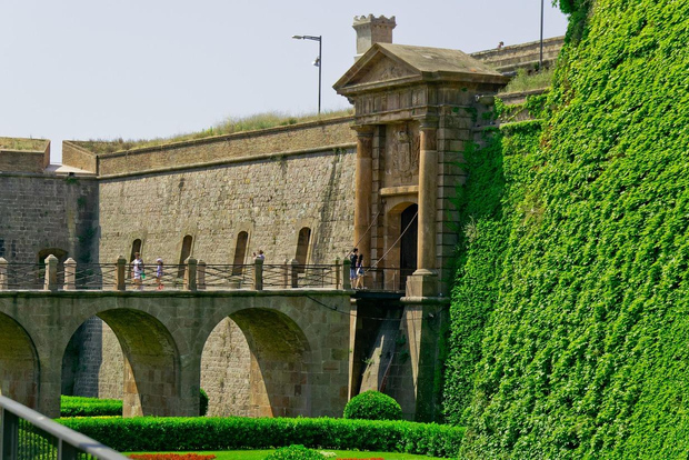 Barcelona: Excursão a pé com o Castelo de Montjuic e Teleférico