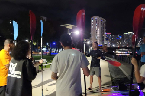 Miami: Tour noturno em caiaque com iluminação LED guiado e bebidas