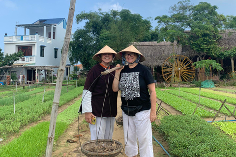 Cultivo com agricultores na antiga vila de vegetais &quot;Tra Que&quot;