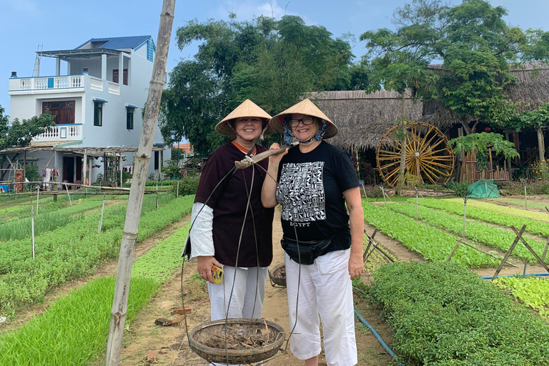 Cultivo com agricultores na antiga vila de vegetais &quot;Tra Que&quot;