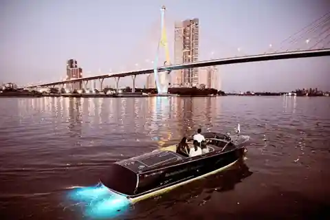 Bangkok: Cruzeiro em barco particular Hacker Craft no rio Chaophraya