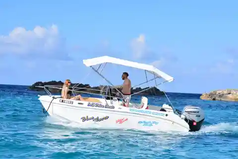 Mellieha: Barca privata per 5 persone per Comino e la Laguna Blu