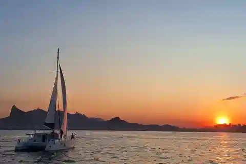 Rio de Janeiro: 3 hours Shared Catamaran Sailing Tour