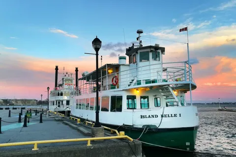 Kingston: Waterfront Sunset Cocktail Cruise