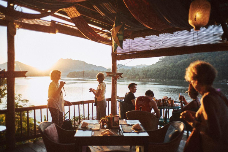 Luang Prabang: Mekong Sunset Cruise and Market Private Tour