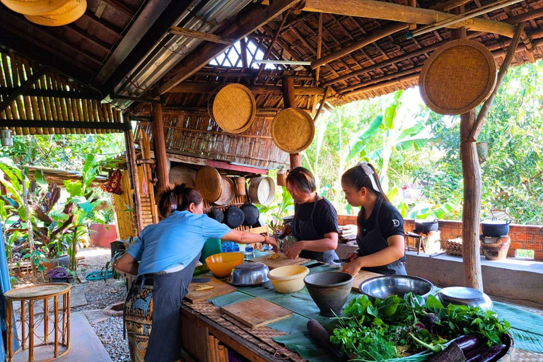 Luang Prabang: Cooking Class, Temple Visit, and Lunch