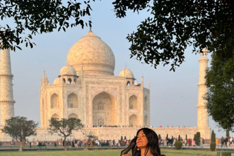 Agra: Taj Mahal Guided Tour with Photography & Rental Saree Taj Mahal Guided Tour without Entry Tickets & Rental Saree
