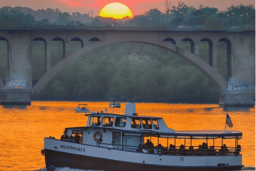Washington, DC: Sonnenuntergangsfahrt auf dem Potomac River. Foto: GetYourGuide Washington, DC: Sonnenuntergangsfahrt auf dem Potomac River. Foto: GetYourGuide