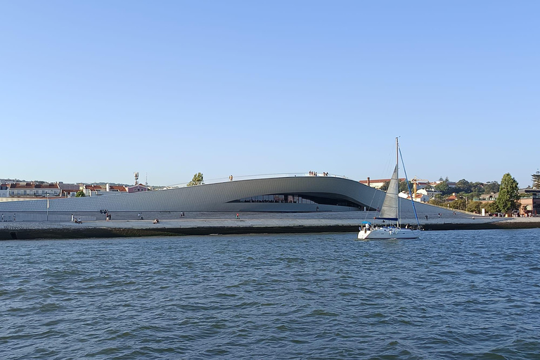 Lisbona: tour pomeridiano in barca a vela con drinkLisbona: tour pomeridiano in barca a vela con bevande incluse