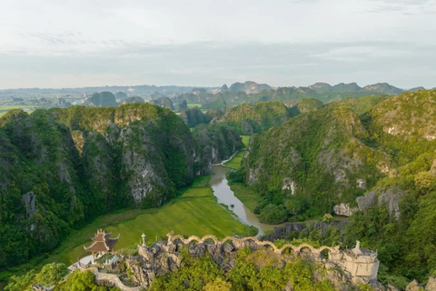 نينه بينه: غروب الشمس من كهف موا ومشي هوا لو ليلاًسيارة جيب قديمة للجيش الأمريكي