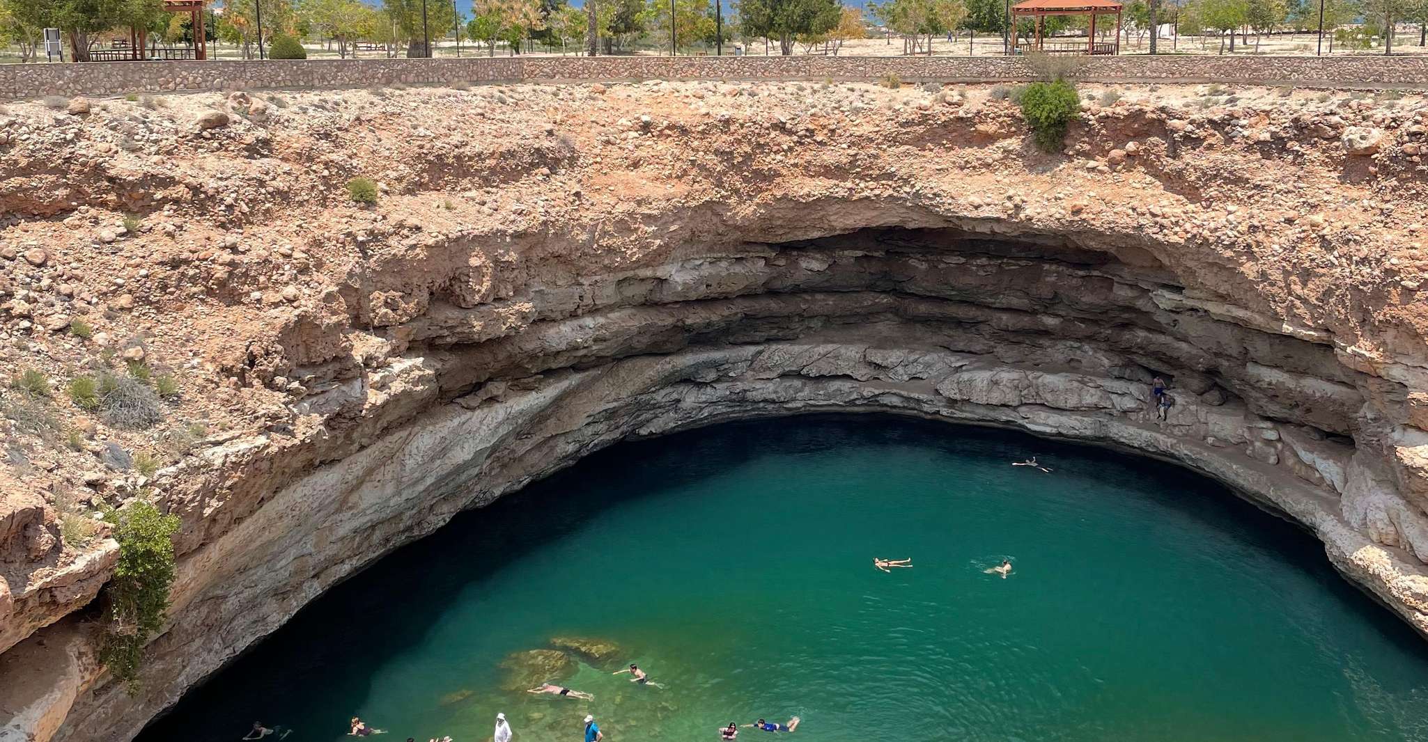 Visite privée d'une journée à Wadi Shab et Bimmah Sinkhole - Hizvo
