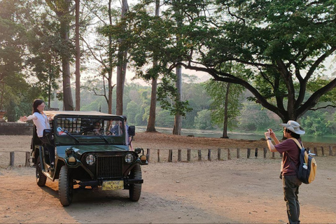 Angkor Wat: Sunrise Jeep Tour with Handicraft Center Visit