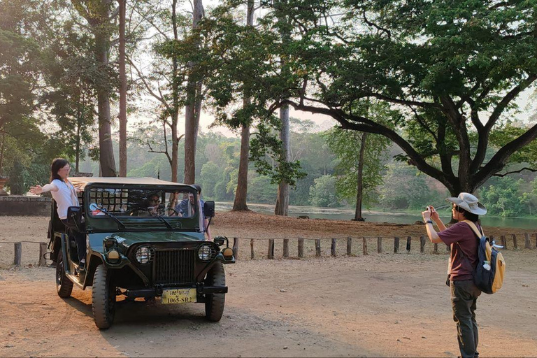 Angkor Wat: Sunrise Jeep Tour with Handicraft Center Visit