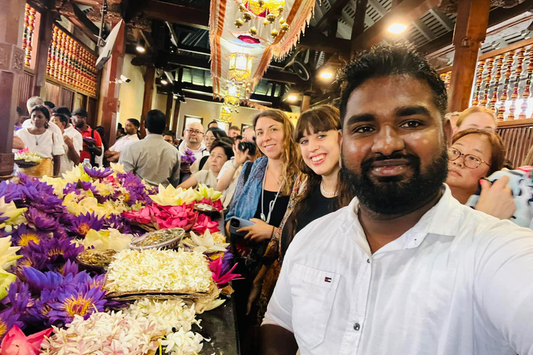 Tour della città di Kandy in giornata da Colombo, Negombo o Katunayake