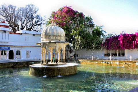 Au départ d'Udaipur : Visite privée de la ville des lacs d'UdaipurTransport, guide touristique, droits d'entrée, déjeuner et promenade en bateau