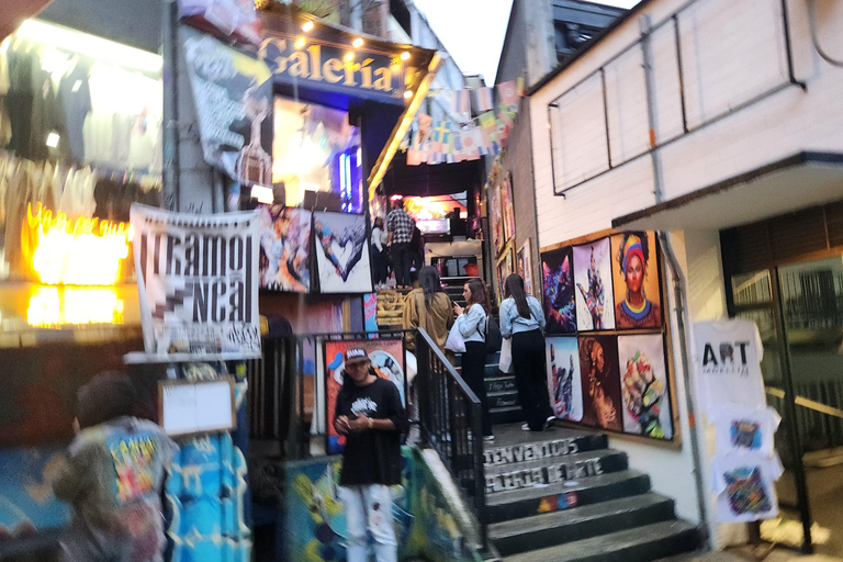 Tour privato nel comune 13: grafitour, gastronomia, museo EscobarTour privato nel comune 13: graffiti, gastronomia, museo Escobar