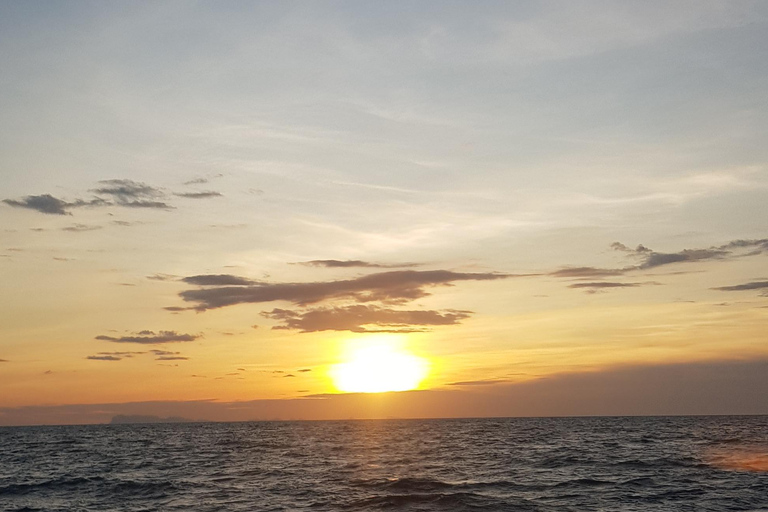 Koh Samui: Całodniowy rejs na wyspę Koh Phangan z zachodem słońcaKoh Samui: całodniowy rejs na wyspę Koh Phangan z zachodem słońca