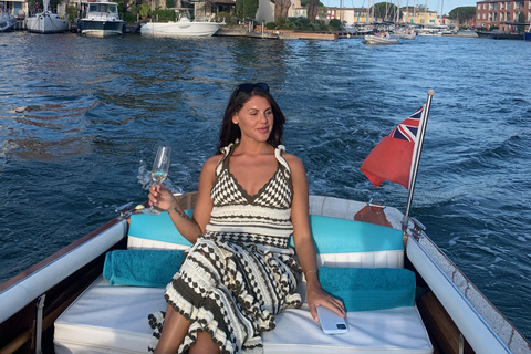 Saint-Tropez: Tour privato in barca classica RIVATour privato di 1 ora in barca classica RIVA