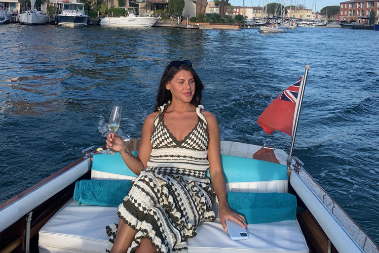 Saint-Tropez: Tour privato in barca classica RIVATour privato di 1 ora in barca classica RIVA