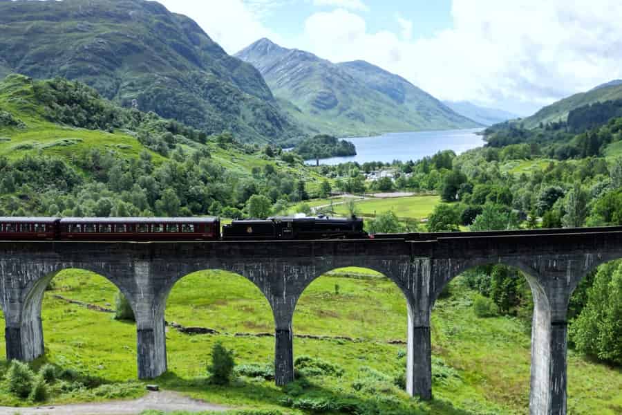 Von Edinburgh aus: Glenfinnan Viaduct, Glencoe & Highlands Tour. Foto: GetYourGuide Von Edinburgh aus: Glenfinnan Viaduct, Glencoe & Highlands Tour. Foto: GetYourGuide