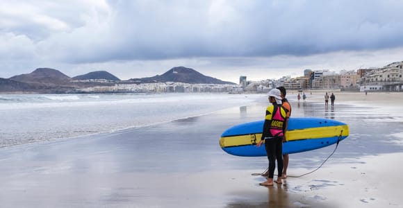 Surf lessons in Las Canteras Beach