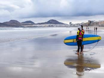 Surf lessons in Las Canteras Beach