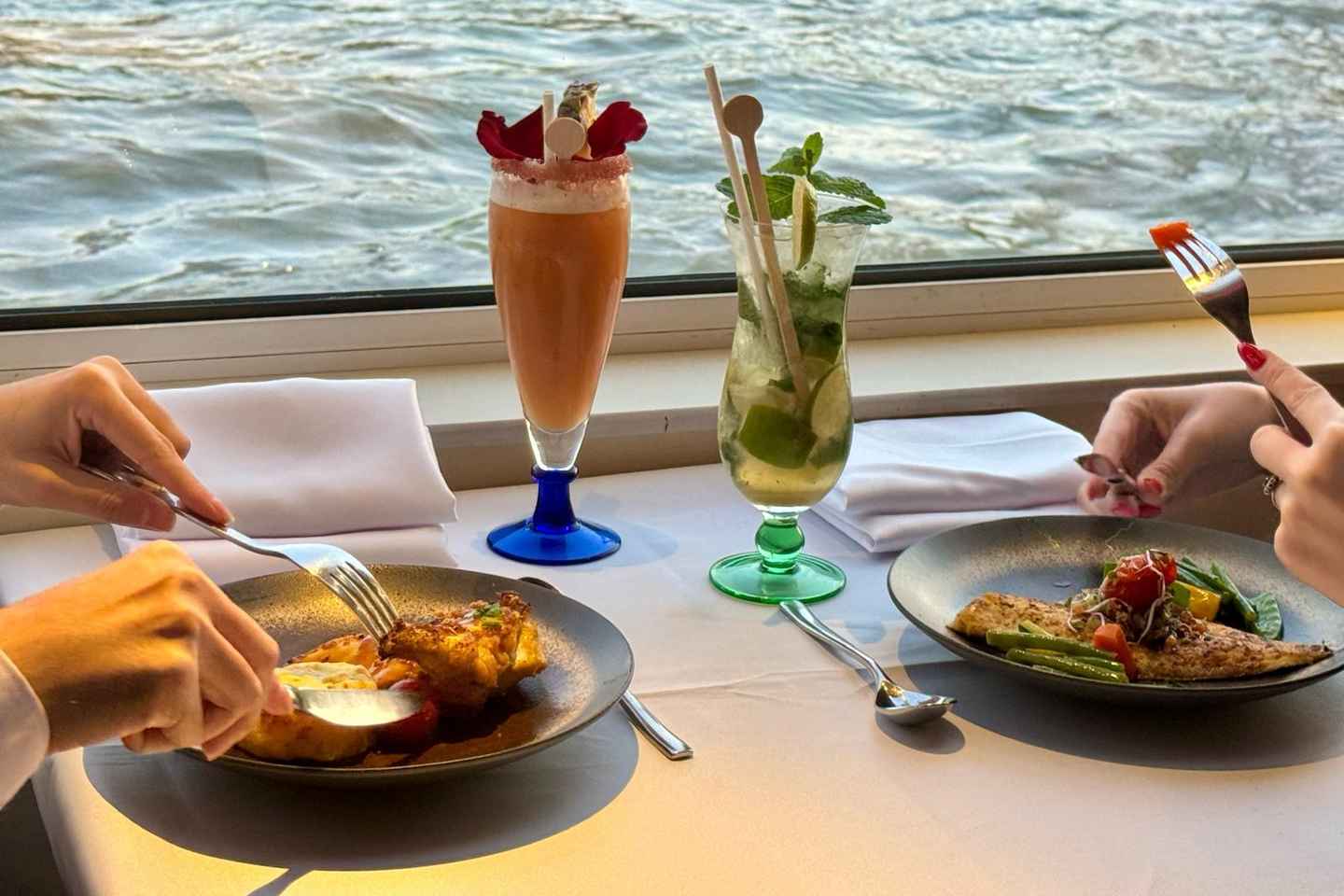 Paris : Seine River Lunch cruise from Eiffel Tower