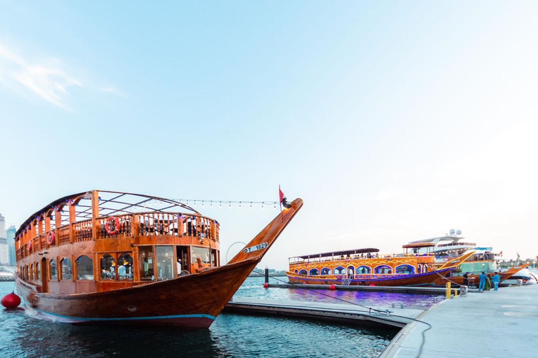 Dubai: Crucero panorámico en dhow con cena bufé y espectáculos en directo