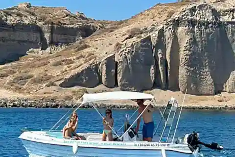 Santorin: Lizenzfreier Bootsverleih mit Schnorchelausrüstung